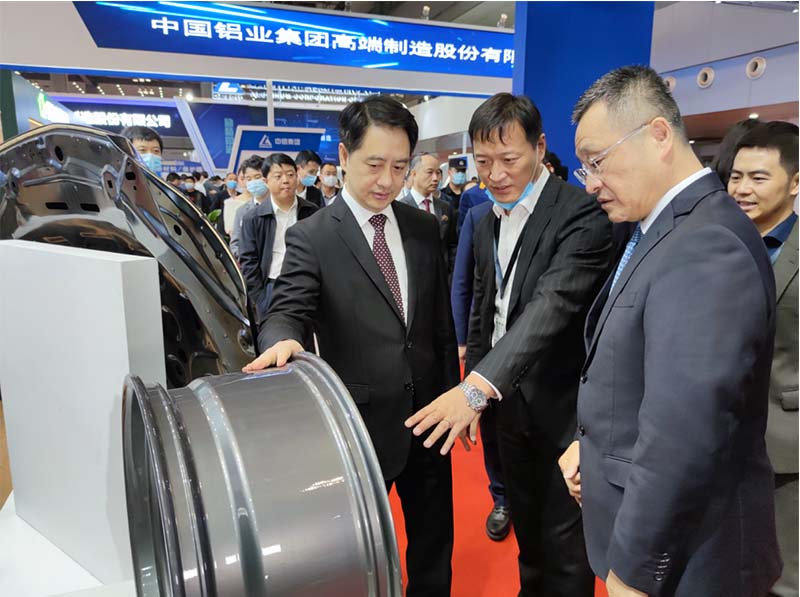 鋁板廠家_全國政協(xié)常委、中國有色金屬工業(yè)協(xié)會(huì)黨委書記葛紅林等領(lǐng)導(dǎo)到公司展位參觀指導(dǎo)